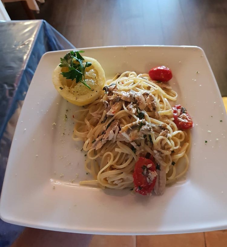 Spaghetti con pomodorini, alici e limone