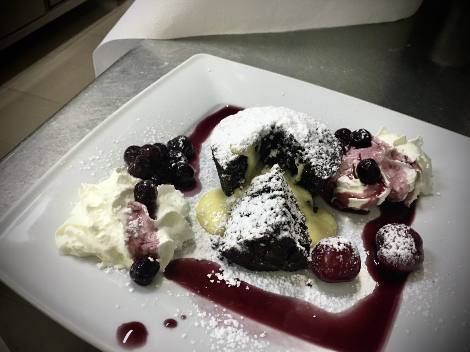 Tortino al vino fatto in casa con crema e frutti di bosco