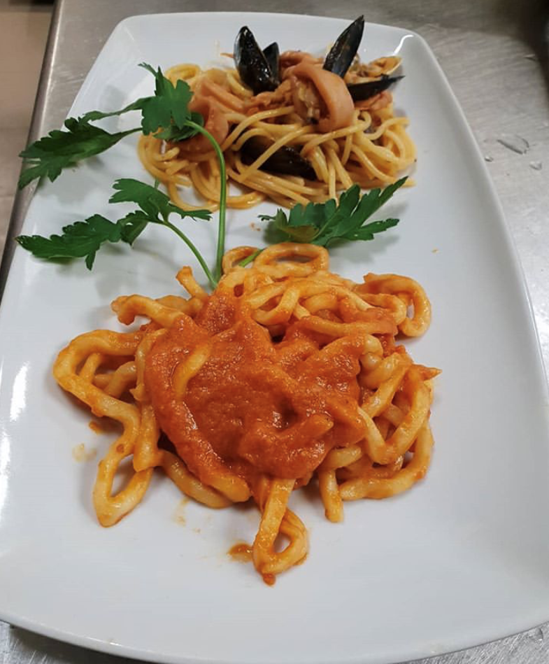 Tonnarelli alla crema di astice e spaghetti allo scoglio.