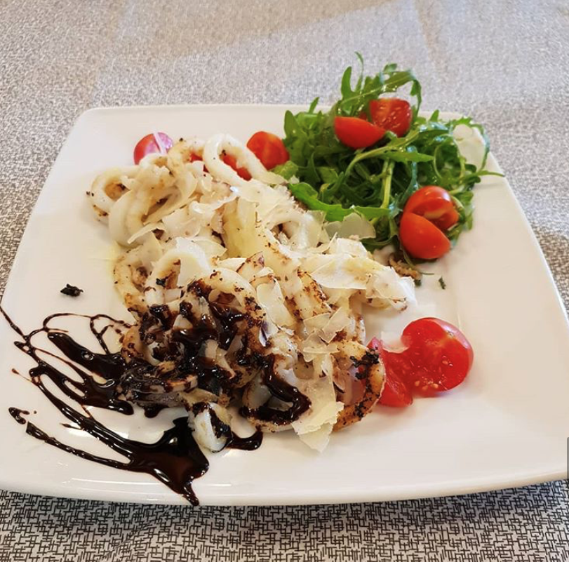 Calamari grigliato con rucola, grana e porcini