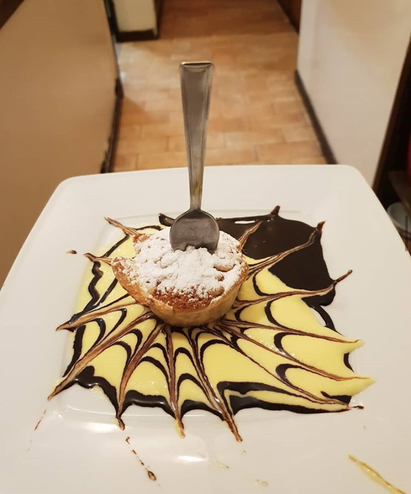 Tortino di mandorle e pinoli con crema e cioccolato
